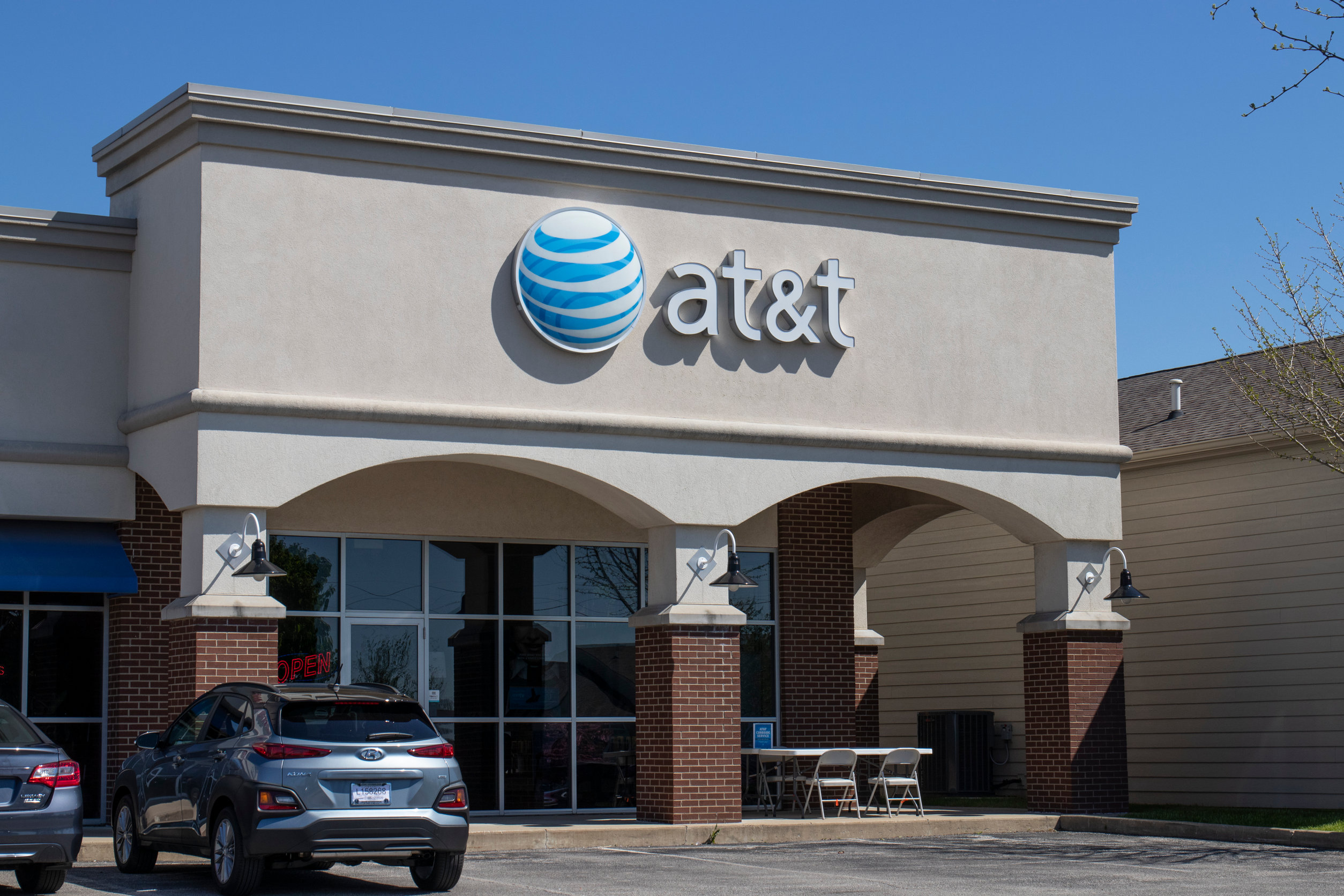 Should I buy AT&T shares after the current dip